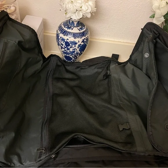 TUMI LUGGAGE 6733D TRI FOLD GARMENT BAG CARRY TYPE
TRAVEL - Picture 7 of 7